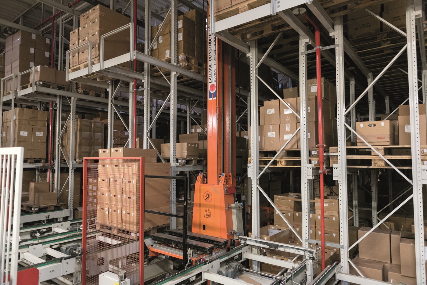 Hochregallager mit automatischem Regalbediengerät — biberna Fulfillment